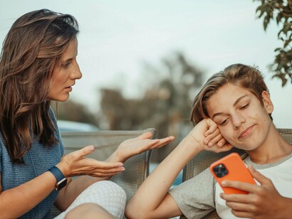 Mãe frustrada ao tentar conversar com filho que a ignora. Antes, as mães de adolescentes se preocupavam com as birras, com as saídas com amigos, com as roupas, com os toques de celular e com as redes sociais – mas tudo isso ainda se dava em uma troca de olhares e conversas. Hoje, o universo do adolescente está em constante expansão, e as trocas de olhares foram substituídas por mensagens no WhatsApp, fotos no Instagram e vídeos no TikTok. Parece até que os adolescentes da Geração Alfa se comunicam mais com o mundo virtual do que com os próprios familiares


