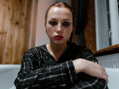 Há professores que despejam conhecimentos, ministrando aulas nas quais têm as débeis intenções de que seus monólogos ensinem os estudantes. Há professores que dialogam com seus educandos. Apresentam conteúdos, ao mesmo tempo que escutam perguntas, contribuições, histórias e relações apresentadas pelos estudantes. Essas aulas são mais ricas, dado que na diversidade de relatos há uma maior possibilidade de se construir um conhecimento significativo