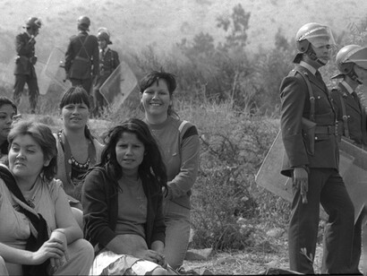 Kena Lorenzini, Mujeres y carabineros en la toma de terreno, Campamento Juan Pablo II, 1987