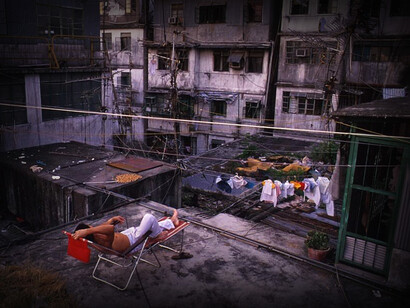 Ciudad de Kowloon: sus habitantes, a pesar del hacinamiento y la convivencia con grupos delictivos, habían desarrollado un comportamiento organizado similar al de un proto-estado