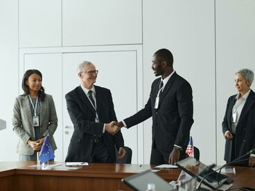 Encuentro y apretón de manos entre delegados, simbolizando la resolución de conflictos y la alianza entre naciones