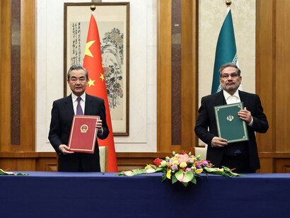 El alto diplomático chino, Wang Yi, y el secretario del Consejo Supremo de Seguridad Nacional de Irán, Ali Shamkhani, durante la ceremonia de firma del acuerdo entre Irán y Arabia Saudita para restablecer relaciones diplomáticas