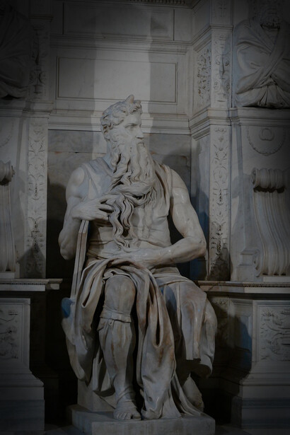 Il Mosè di Michelangelo: un'icona rinascimentale tra ira contenuta e dolore silenzioso