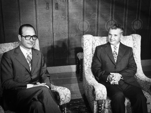 Jacques Chirac (alors Premier ministre de la France) avec Nicolae Ceaușescu lors d’une visite à Neptun, en Roumanie, en 1975