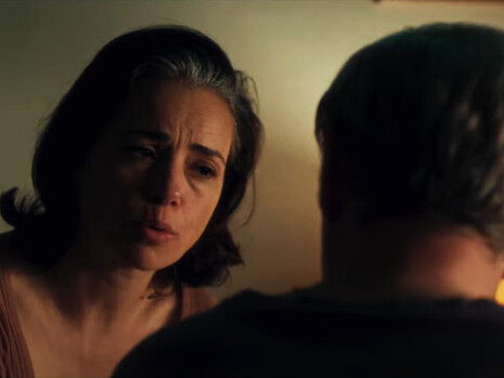 Più che una storia ambientata in Turchia, 'Yellow Letters' è un monito universale: la libertà si perde un po' alla volta, spesso senza accorgersene. Özgü Namal e Tansu Biçer in una scena del film