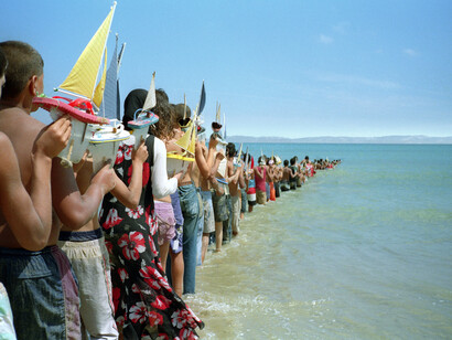 Francis Alÿs, in collaborazione con Julien Devaux, Felix Blume, Ivan Boccara, Abbas Benheim, Fundaciéon Montenmedio Arte, and children of Tanger and Tarifa - Don't Cross the Bridge Before You Get to the River Strait of
Gibraltar, 2008 - Video e documentazione fotografica di un’azione - Courtesy Francis Alÿs and David Zwirner, New York/London