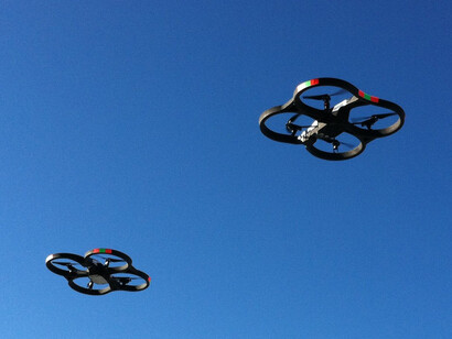 Drones volando en paralelo