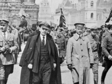 V. I. Lenin y comandantes del Ejército Rojo pasando revista a las tropas del Vseobuch (entrenamiento militar universal) en la Plaza Roja de Moscú. 25 de mayo de 1919