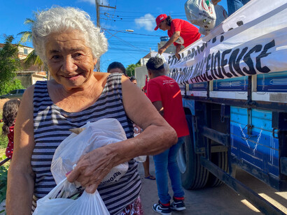 Moradores de Maceió, Alagoas, Brasil, são ajudados por ação coordenada pelo Movimento Sem Terra (MST), direto do acampanhamento que leva o nome de Marielle Franco