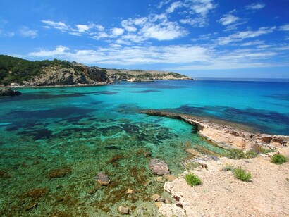 Las aguas del Mediterráneo en la costa de Ibiza