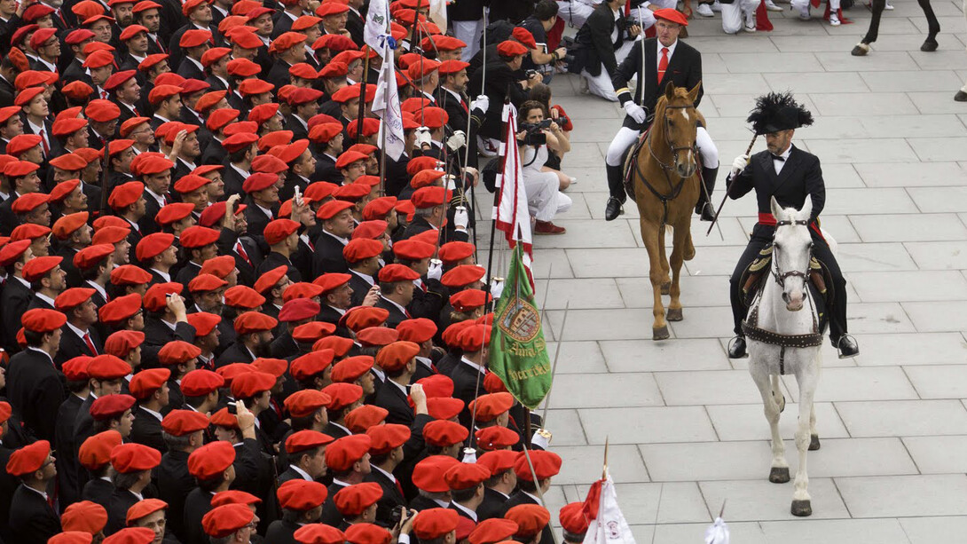 El General saludando a las compañías en la Plaza San Juan de Irún