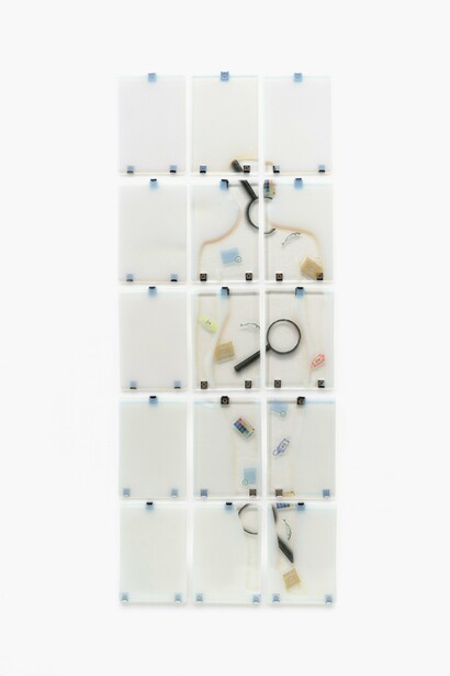 Sara Greenberger Rafferty,
Glass Figure One – Nighttime, 2022-2023,
Fused and kilnformed glass,
and hardware,
73 × 32 × 1/2 inches. Courtesy of the artist and Document Chicago | Lisbon