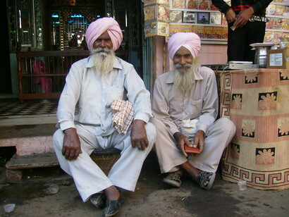 Bundi, India. Dos ancianos descansan en la calle. Foto: Fernando Miguel