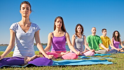 Un grupo hace ejercicios de meditación al aire libre