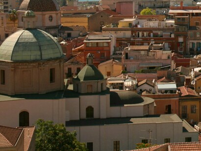 Cagliari, na Itália. Cagliari não é só a capital da ilha da Sardenha, mas também a capital das camadas de História num só local