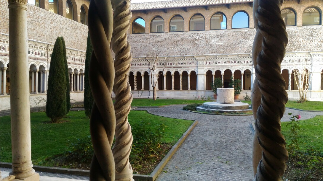 Chiostro, capolavoro d’arte cosmatesca, edificato tra il 1220 e il 1234, durante i pontificati di Onorio III e Innocenzo IV dai Vassalletto, padre e figlio, come risulta dall’iscrizione che si legge nel fregio (foto Roberto Luciani)