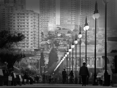 Gente caminando por la zona céntrica de Bakú, en Azerbaiyán
