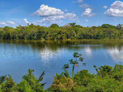 El río Tambopata discurre casi totalmente por el Perú, por la región Madre de Dios y la región Puno