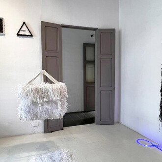 Paulo Licona, Soltar la presa ¡Auu! Vista de exhibición. Cortesía de La Balsa Gallery