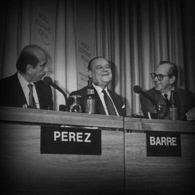 Carlos Andrés Pérez, expresidente Venezuela, junto a Raymond Barre y Michel Camdessus en la Reunión Anual del Foro Económico Mundial de 1989 celebrada en Davos, Suiza