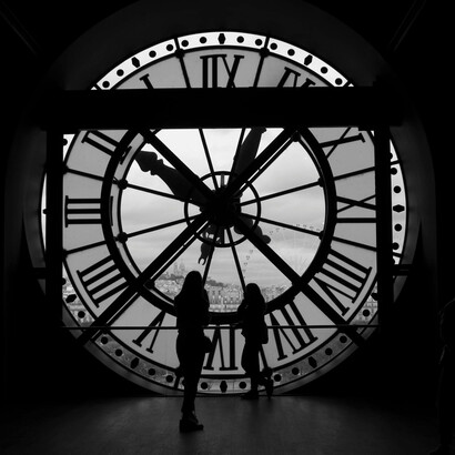 Das ist die Pointe: Zeit ist nicht nur Koordination, sie ist die wichtigste Form der symbolischen Macht