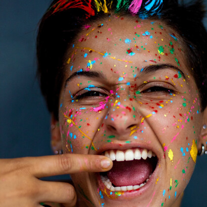 Honrar a bagunça, ser feliz com as mãos sujas e ensinar que a desordem conduz a necessidade de organização