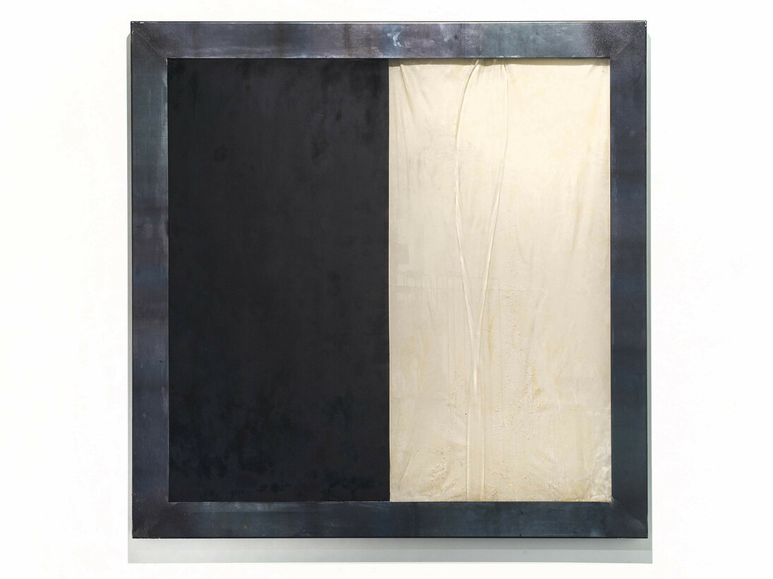 Gregorio Botta, Senza titolo (Giotto), 2012, nerofumo, lino, cera, vetro, acqua