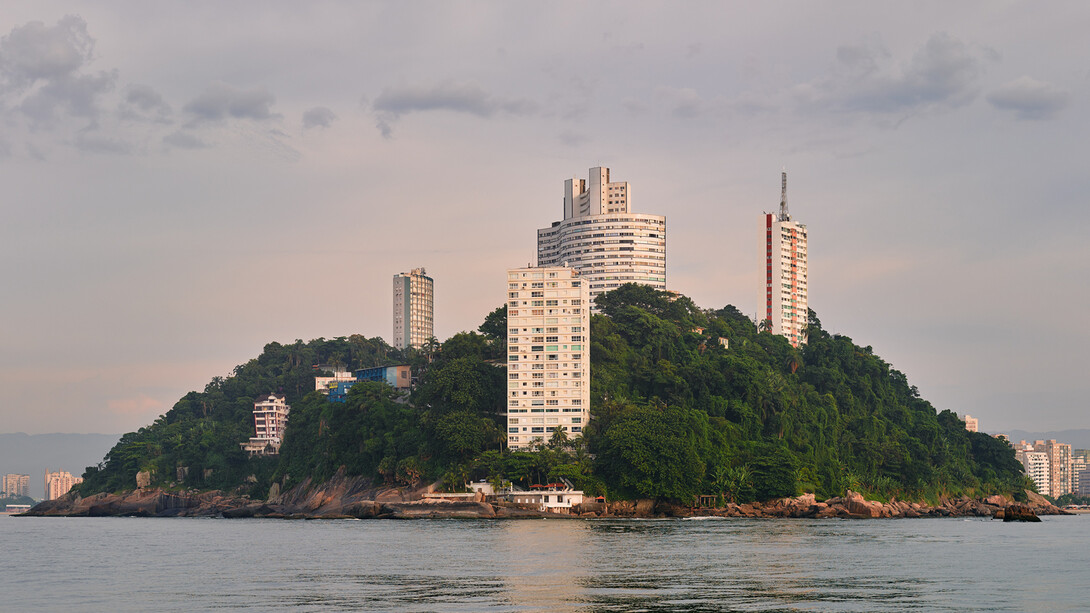 ROGER EBERHARD, 
São Vicente, 2018
archival pigment print, mounted on aluminum
edition of 3 + 1 AP, ed. 1/3
image 140 x 180 cm (55 1/8 x 70 7/8 in.)
framed 145.5 x 185 x 5 cm (57 1/4 x 72 7/8 x 2 in.) 