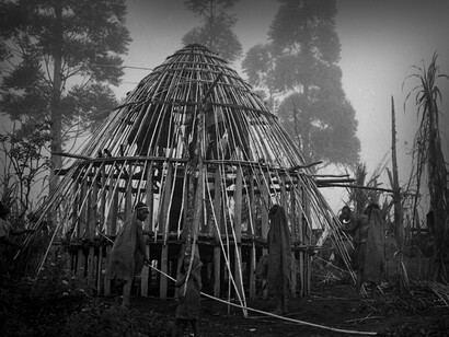 La sociedad baruya, aunque sin clases sociales, se estructuraba en torno a una fuerte dominación masculina que excluía sistemáticamente a las mujeres de los medios de producción, las armas y los rituales