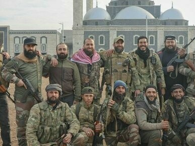 Província de Hama, Síria. Genocídios no Ruanda, Sudão e Palestina; propostas de compra de países (Gronelândia); captura por potência estrangeira de Presidentes em pleno exercício de funções de países soberanos (Venezuela); invasão e ocupação de países estrangeiros para segurança dos cidadãos do país invasor (Vietname, Iraque, Afeganistão); criminosos de guerra condenados pela justiça internacional viajando livremente no espaço aéreo de países signatários dos tratados e instituições da justiça internacional (Netanyahu); fragmentação de países como estratégia de dominação (Líbia, Síria, Sudão, Somália); regresso da pirataria no alto mar