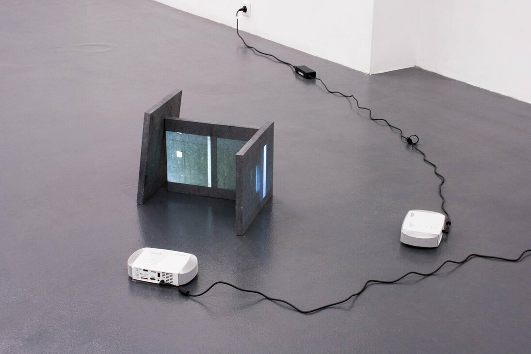 Vittorio Gegrotti,Composiciones sobre la ruina, 2014, Proyección bicanal sobre granito negro, edición 1 + 1