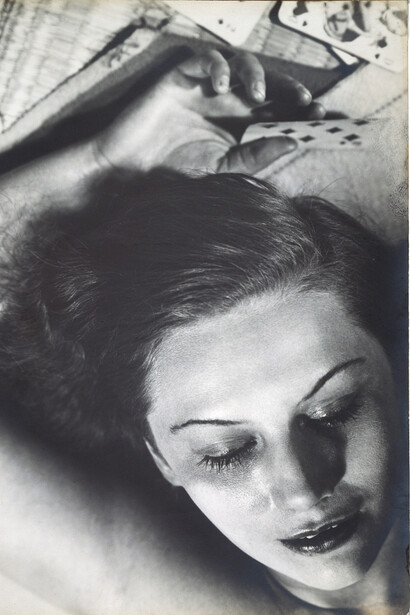 Florence Henri, Femme aux cartes, 1930, Épreuve gélatino-argentique d’époque, 39 x 28,5 cm, Collection particulière, courtesy Archives Florence Henri, Gênes. Florence Henri © Galleria Martini & Ronchetti