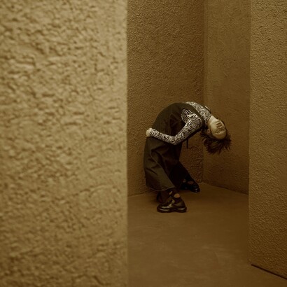 L’ultraciclo mette in scena l’impossibilità di uscire dal conflitto logico, creando un effetto di paralisi mentale