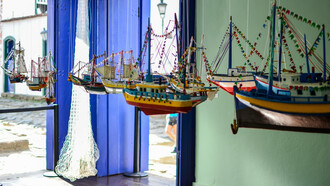 Exposição de barcos feitos à mão na Casa da Cultura Câmara Torres na cidade de Paraty, Rio de Janeiro, Brasil