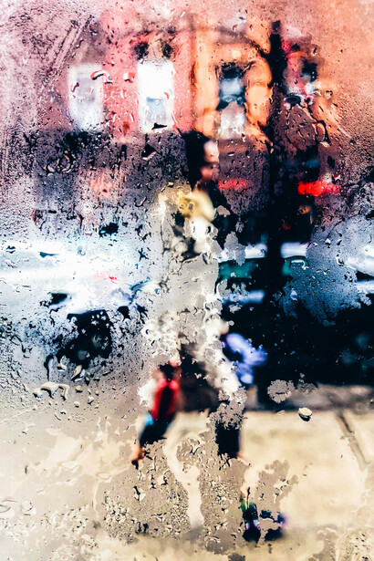 Peatón caminando bajo la lluvia