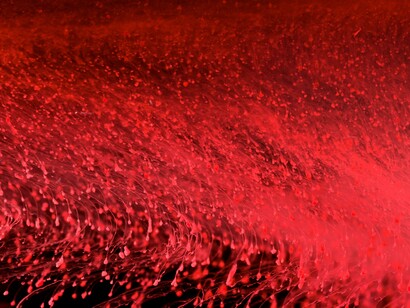 Tras tu primera regla comienza el ciclo menstrual que te va a acompañar hasta que llegues a la menopausia, momento en el cual la menstruación cesa permanentemente Belleza en la sangre. Fotografía de sangre de la fase menstrual del ciclo menstrual mensual de una mujer