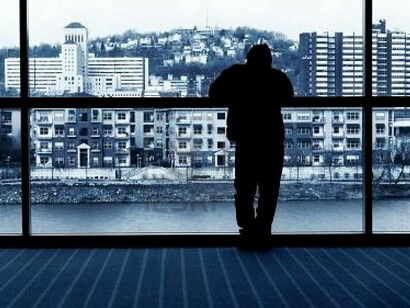 Un hombre asomado a un balcón