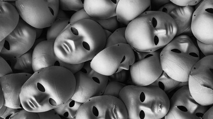 A trama se apresenta a partir de imagens inquietantes: um homem, o cirurgião plástico Robert Ledgard (Antonio Banderas), observa em silêncio uma mulher que caminha, inquieta, de um lado para o outro de uma casa-laboratório. Ela se chama Vera (Elena Anaya) e, mesmo sabendo que está sendo vigiada, mantém gestos delicados de resistência — rabisca paredes, cobre bonecos com pedaços de tecido dos próprios vestidos, caminha com olhos grandes e curiosos, como quem busca respostas no vazio. A casa é cercada por câmeras e grades, mas também por cicatrizes invisíveis que ninguém vê. Robert, do outro lado da tela, não apenas monitora, mas vigia, controla, manipula. Ali se inicia um jogo de olhares, expectativas e angústias