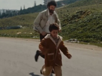 In foto una scena tratta dal trailer del film "Tutto quello che resta di te" con il giovane Sharif (interpretato da Adam Bakri) e il piccolo Noor