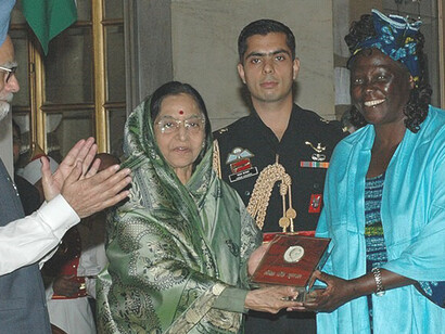 The President of India, Smt. Pratibha Devisingh Patil giving away the Indira Gandhi Award for Peace, Disarmament and Development to Prof. Wangari Mathai of Kenya in New Delhi on November 19, 2007