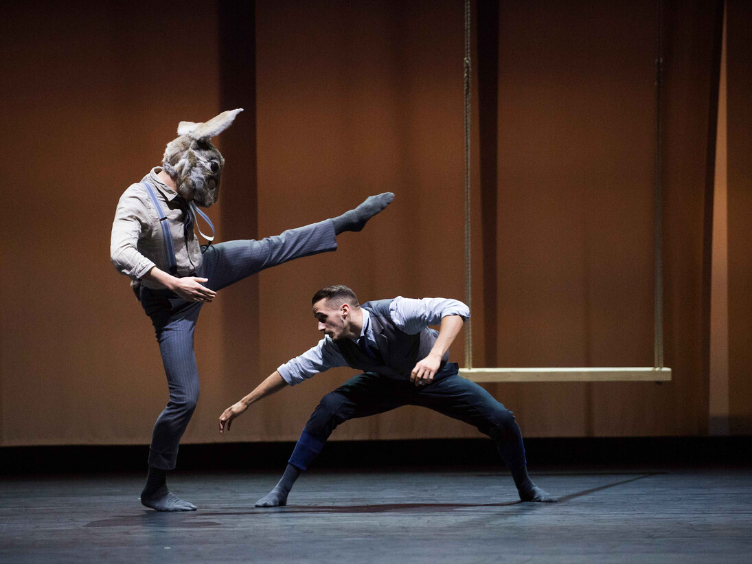 Life (Rabbit) Ballet Boyz. Foto di Tristam Kenton 