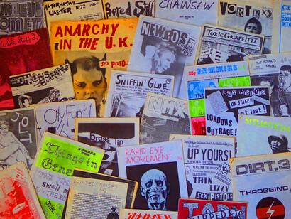 Une sélection de fanzines britanniques de l'ère punk et post-punk immédiate. À peine visibles: Sniffin' Glue, New Pose, London's Burning, White Stuff, Anarchy In The UK, Jamming, 48 Thrills, Toxic Grafity, Chainsaw, Alternative Ulster, Bored Stiff, Vortex, London's Outrage, City Chains, Surrey Vomet, NMX, City Fun, Jolt, Situation 3, Brass Lip, Things In General, Rapid Eye Movement, Oh Cardiff Up Yours, Dirt, Guttersnipe, Printed Noises, Summer Salt, Ripped & Torn...