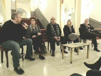 Participantes en la presentación de la novela 'Una brava persona' de Patrizio Fiore en el Teatro Bellini de Nápoles, Italia