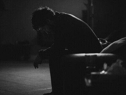 Homme en sweat noir assis sur la chaise