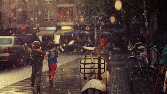 Niños jugando bajo la lluvia