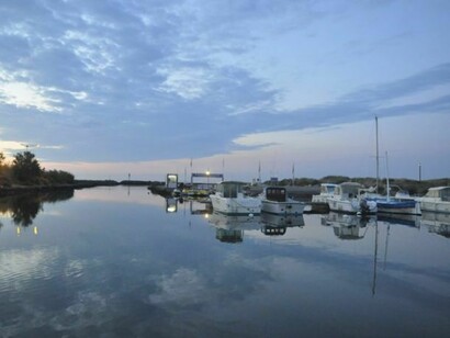 Mar en calma al amanecer