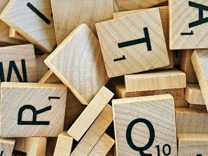 Letras de jogo Scrabble misturadas. Explorar os vários sentidos de uma mesma palavra é recurso constitutivo do discurso lúdico, manifestando-se em textos de várias esferas discursivas, em especial nos literários, publicitários e humorísticos