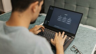 Homem utiliza o ChatGPT em um laptop. A inteligência artificial amplia as possibilidades de criação, mas é a pessoa que define perguntas, escolhas e caminhos