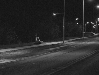 Foi então que ele avistou uma clareira no meio da trilha. Porém, estranhou o excesso de luz. Na verdade, não havia nada estranho, pois ele não tinha se dado conta de que a lua, naquela noite, estava cheia. Além disso, era uma sexta-feira. Então, ele parou no meio da clareira e ficou observando a lua, em seu pleno esplendor, no meio de um céu limpo e estrelado. E, sem nenhuma luz artificial à sua volta, era possível também ver muitas estrelas. Uma paisagem digna de fotografias e obras de arte