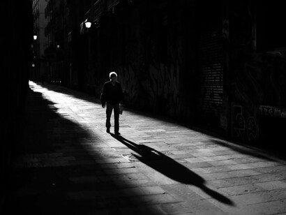 Hombre solitario camina por la ciudad. La falta de relaciones sociales predice mejor que la sensación de soledad el riesgo de mortalidad